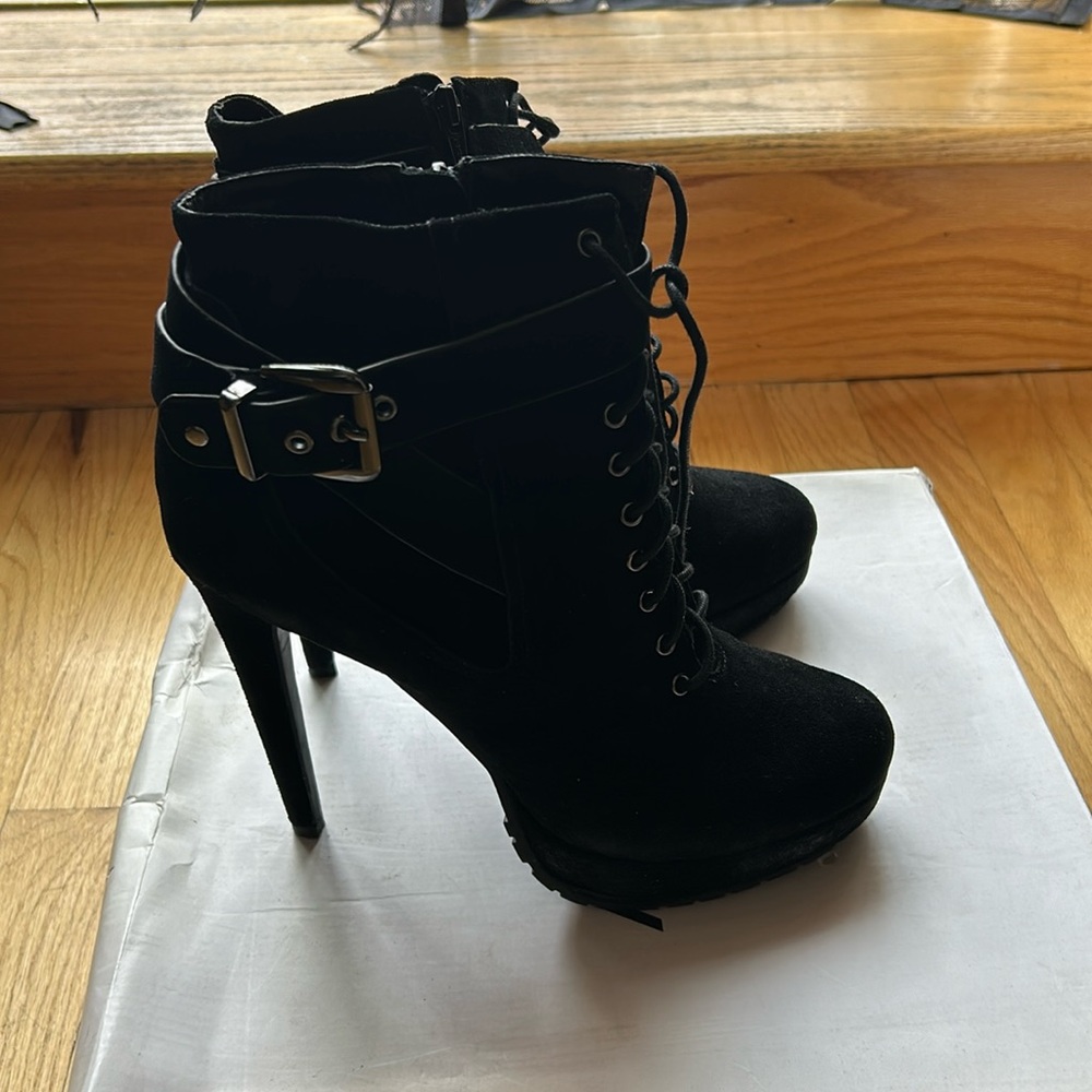 ALDO LACE UP HEEL BOOTIE 🖤
